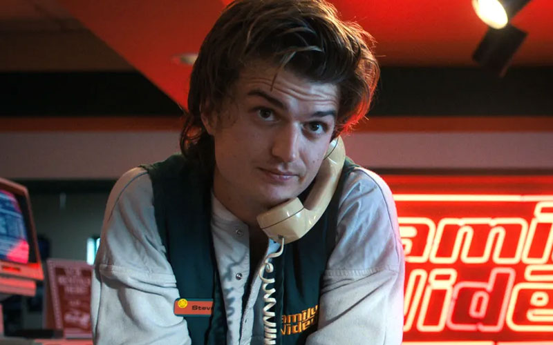 جو کیری در نقش استیو هرینگتون در سریال Stranger Things