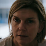 تحلیل و بررسی فصل اول سریال Pluribus و پاسخ به سوالات مهم انتهایی سریال